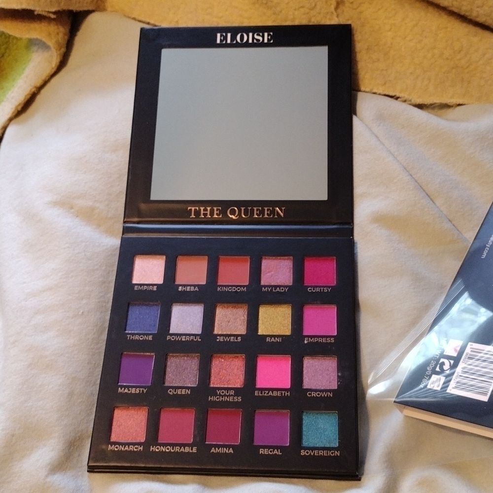Eloise the queen eyeshadow palette - Picture 3 of 4